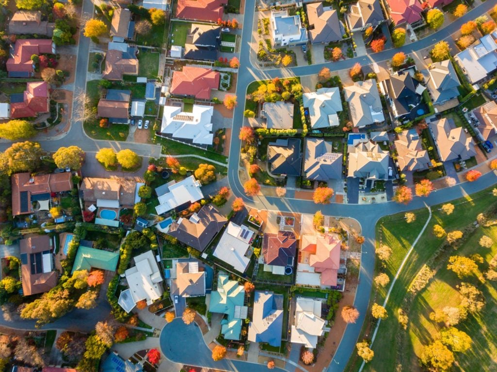 An bird's eye view of a pretty neighborhood of homes.